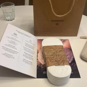 Vita strumpor från Bambusa - Säljer ett paket med vita strumpor från Bambusa. Strumporna är enkla och stilrena, perfekta för vardagsbruk. De är certifierade enligt OEKO-TEX, vilket garanterar att de är fria från skadliga ämnen. Säljer för min förening så priset jag sätter för jag ej vinst på.