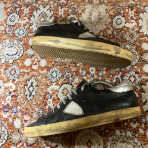 Philippe Model Sneakers  - Hej! Säljer nu mina skor från märket Philippemodel , storlek 43, använt skick skick. Givetvis äkta, Tveka inte på att höra av dig om du har frågor eller funderingar kring skorna!