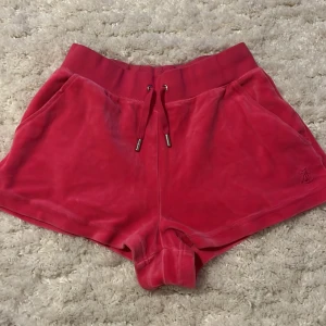 Juicy couture shorts - Snygga och sköna juicy couture shorts i velour💋