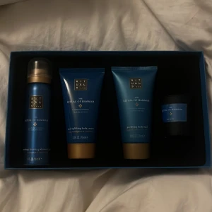 Rituals kit - Säljer ett rituals kit som jag aldrig använt. Det innehåller: en shower gel, en body cream, en body mud och ett doftljus. Nypris 299kr💖