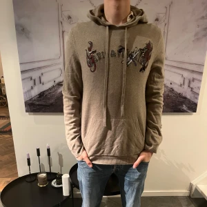 Beige zadig & Voltaire hoodie - Säljer en beige zadig hoodie med tryck på både fram- och baksidan. Köpt i Paris för runt 6,5 tusen men är använd. Hör av er vid frågor eller funderingar🥂🍾🥂