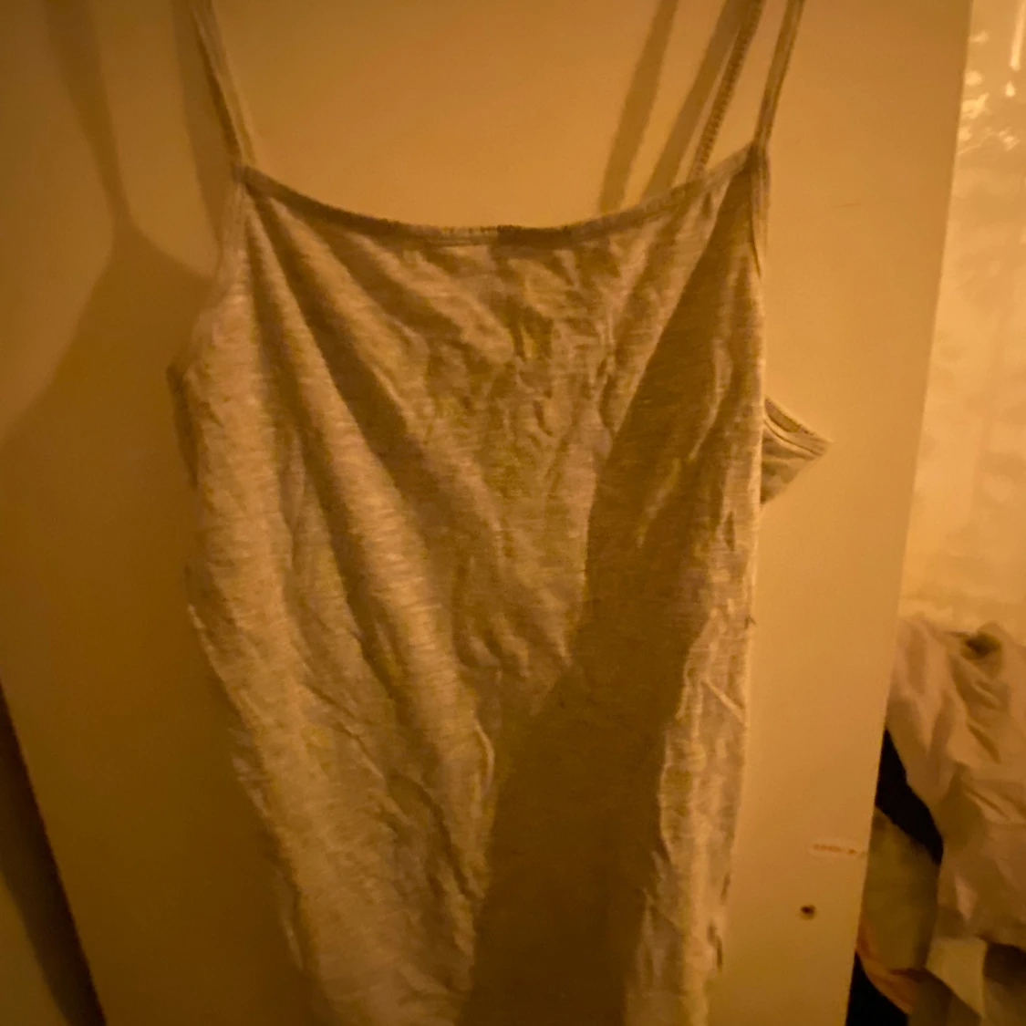 Svart axelbandslös klänning - 1