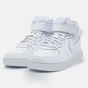 Vita Nike sneakers  - Snygga vita skor från Nike. Jag har använt dem en gång och dem är i nyskick. Dem passar perfekt nu när det börjar bli varmare ute. Modellen är unisex, kartongen till skorna finns inte kvar