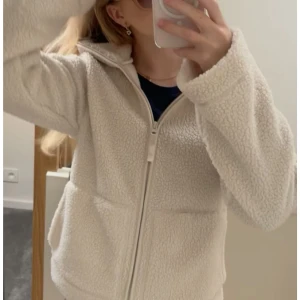 Vit Teddy jacka  - Mysig vit Teddy jacka nu till våren, har en fin design från hm, i stolek xs men passar även en som har xss och mindre. Säljer den för den inte kommer till nytta för jag har två lika dana så tänkte att de finns någon annan som behöver den. 