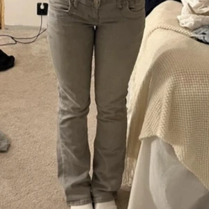Grå bootcut jeans från LTB - Snygga grå bootcut jeans från LTB, modell Valerie. De är lågmidjade och har en klassisk femficksdesign. Perfekta för en avslappnad stil med en touch av retro.