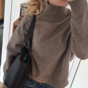 Stickad polotröja - Mysig brun stickad polotröja från hm med långa ärmar och ribbade detaljer vid krage, ärmslut och nederkant. Perfekt för kyliga dagar och en stilren look. Knappt använd!! KAN FIXA GRATIS FRAKT skriv till mig innan du köper isf💞💞