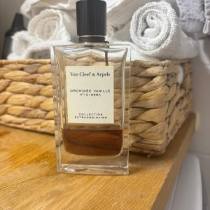 Orchidée Vanille från Van Cleef & Arpels - Parfym från Van Cleef & Arpels med doften Orchidée Vanille. Flaskan är 75ml, ca 1/3 kvar. Nypris 1790kr.