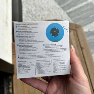 Vattentät Duschhögtalare – Bluetooth Högtalare med Sugkopp  - Här har du en liten men kraftfull Bluetooth-högtalare med sugpropp som du kan fästa precis var du vill. Sätt den i duschen för att njuta av din favoritmusik samtidigt som du tvålar in dig, eller varför inte i bilen för handsfree telefonsamtal och musik under färden? Den är liten, smidig och superenkel att använda. Bluetooth: 3.0 + EDR Räckvidd: ca 10 meter Strömförsörjning: DC5V/100-120mA Batteri: 3,7V 400mAh litium Laddningstid: ca 3 timmar Driftstid: ca 6 timmar IP-klass: IP x 4 Frekvensrespon