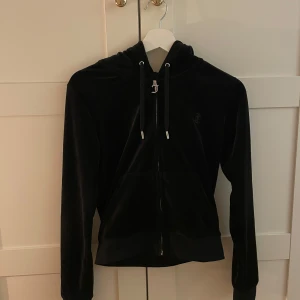 Svart juicy couture set - Säljer mitt Juicy Couture set då det tyvärr inte kommer till användning längre! Sparsamt använt och är därför i nyskick💕 Nypris för båda är 2400kr Luvtröjan är storlek S och byxorna är i storlek XXS