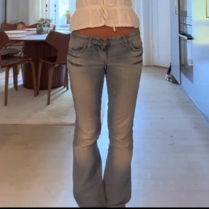 Ljusblå lågmidjade bootcut jeans - Snygga ljusblå bootcut jeans med låg midja. Säljs inte längre, är den fornarina, jätte jätte snygga