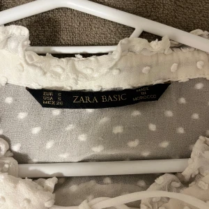 Skit snygg blus från Zara  - Jätte snygg fest/fin blus från Zara finns inte kvar å köpa, ört genomskinlig
