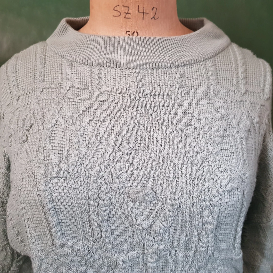 Ljusgrå stickad tröja med strukturmönster - 1