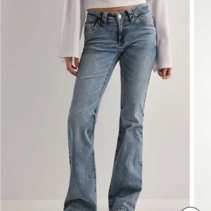 nellybynelly jeans - Helt ny köpta, gillade ej hur de satt på mig. Bild tagen från nellys hemsida‼️‼️
