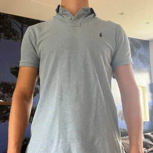 Ljusblå raffe piké - Riktigt soft ljusblå piké från ralph lauren, perfekt nu till sommaren ☀️Storlek M och normal i passformen, mkt bra skick! 🤩 hör av er vid frågor eller funderingar🍾