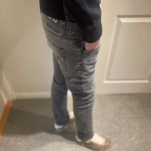 Dondup jeans - Hej! Säljer nu dessa Dondup jeans. Passformen är slim. Mycket bra skick! Storleken är 33, modellen är 188. Garanterad äkthet. Hör av dig vid frågor eller funderingar!