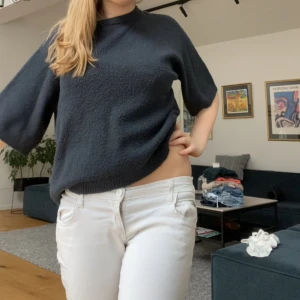 Mörkgrå tröja från 157 - Säljer en stilren mörkgrå/svart tröja från 157 i storlek XS. Tröjan har en enkel design med trekvartsärmar och rund halsringning. Perfekt för en avslappnad look. Den är lite nopprig men går enkelt att fixa💕