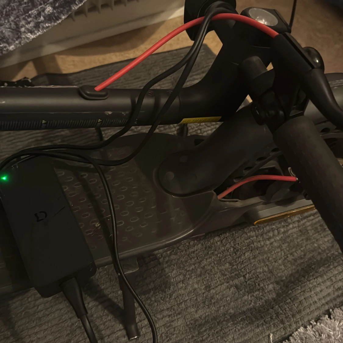 Svart elscooter med röda detaljer - 3