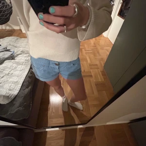 Svinsnygga  low waisted  jeans shorts  - Säljer ett par skit snygga jeansshorts från papaya💘 Perfekta nu när sommaren är runt hörnet och solen börjar komma fram💘✌️Lite förstora för mig som vanligtvis bär xs men dem funkar fortfarande💘 Jag skulle säga att dem perfekta för dem som har str s!!! 
