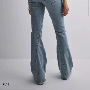 Joey Low Rise Flare jeans från True Religion - BYTER ENDAST!! Undrar om någon vill byta mot storleken 24, mot mina som är storlek 25! 💗 Dem är i nyskick men använda ett antal gånger men inga defekter 💗 Modell: JOEY LOW RISE FLARE
