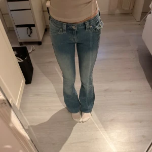 True religions Becca  - Jag säljer mina true religions nu eftersom dom inte kommer till användning!💕 dom är i modellen Becca, mid Rise i strl w23. Jag har sytt upp dom lite kortare där nere men skulle inte säga att det syns och det går att ta bort om man vill också, jag är ca 160 lång och dom passar perfekt!💞dom är i bra skicka och bara använda ca 3 ggr! skriv privat för flera bilder