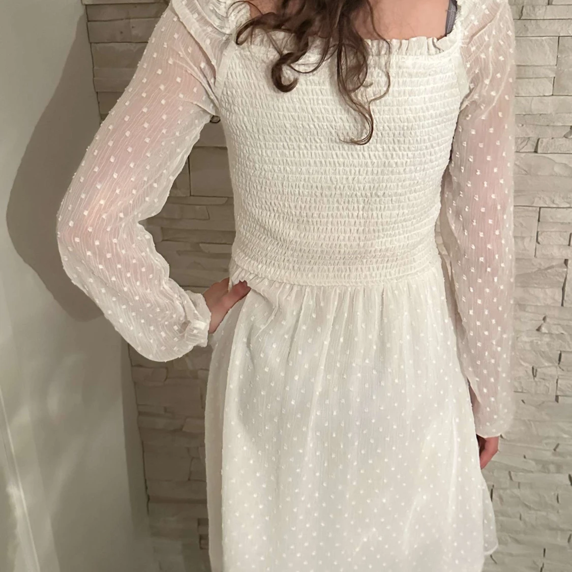 Vit långärmad klänning med prickigt mönster - 1