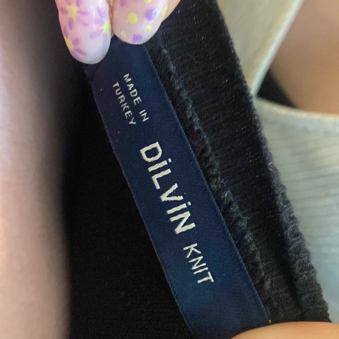 Svart stickad tröja med pärlor från DILVIN - 2