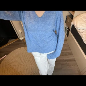 Stickad tröja - Säljer denna stickade blåa tröjan från hm, bra skick, storlek xs 