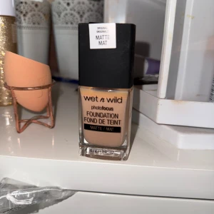 Wet n Wild Photofocus Foundation Soft Beige - Wet n Wild Photofocus Foundation i nyansen Soft Beige. Passar normal till oljig hud. Helt ny! 