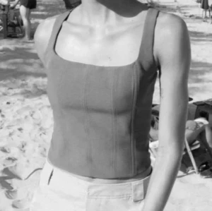 Grå croppad ”kostym” top från zara - Snygg grå croppad top med breda axelband och fyrkantig halsringning, svin snygg!!!