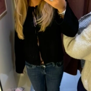 Svart stickad cardigan med dragkedja - Svart stickad cardigan från Gina tricot! 💕