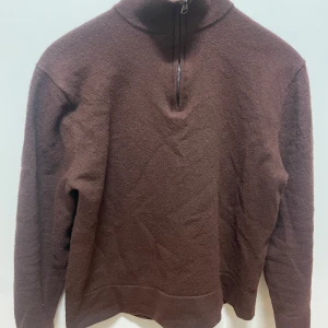 Vin röd merinoullströja med halv dragkedja från These Glory Days - OBS! Tröjan passar S och XS.                            Säljer en vin röd långärmad tröja från These Glory Days i mjuk merinoull. Tröjan har hög krage och halv dragkedja framtill, perfekt för lager-på-lager. Enkel och stilren design som passar till mycket. 