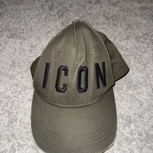 Olivgrön keps från Dsquared2 med svart text - Bra skick keps från Dsquared2 justerbar storlek 