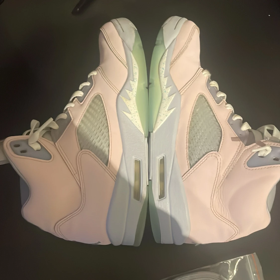 Nike Air Jordans 5 Retro i ljusrosa och grå (2022) - 1