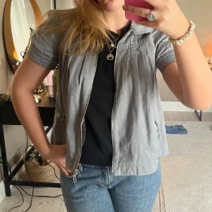 Vintage jacka - En så så fin grå kortärmad vintage jacka. Ärmarna är lite puffade och jackan har en söt krage. Stängs med dragkedja 🙌 Är väldigt söt men så cool på samma gång och ger en vintage/y2k vibe !!! 💖(inte mina bilder 🥰)