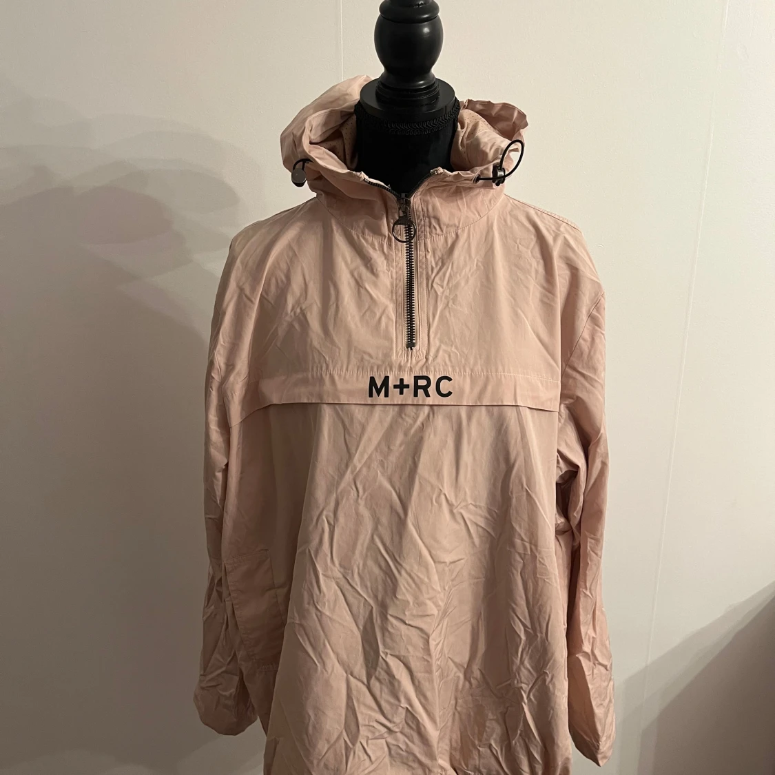 Ljusrosa vindjacka med huva från M+RC NOIR - 1