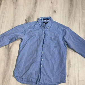 Gant skjorta  - Hej. Säljer nu min stilrena gant skjorta som passar perfekt nu till sommaren då den inte bara är till för fina middagar utan passar perfekt till sköna jeans. Hör av er för frågor.