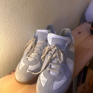 NYSKICK Maison Margiela Gats Vita/Gråa - Köpte för två veckor sen nya på plick ⭐️Säljer så de va för små! Box och allt ingår, priset kan diskuteras vid snabb affär! 