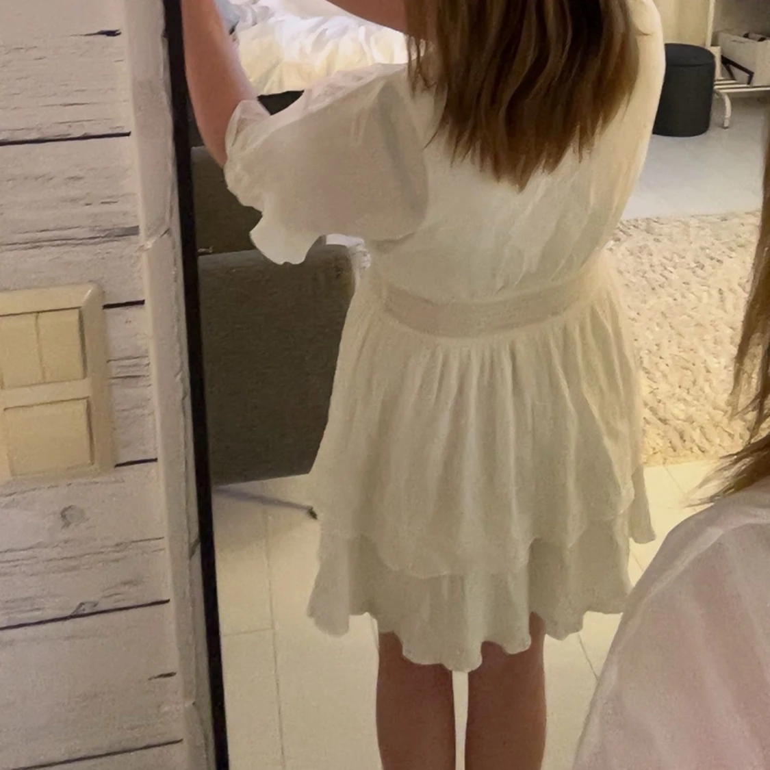 Vit omlottklänning med volang - 3