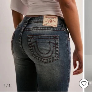 True Religion jeans 💌🥹 - Stilrena lågmidjade true religion jeans från Nelly. Nypris 1399. Storlek W24. Jeans är i superfint skick, som nya. Förutom en liten slitning längst ner på byxan, vid fötterna. Inget som man tänker på. Skriv privat för flera bilder, pris kan diskuteras vid snabba affärer. 