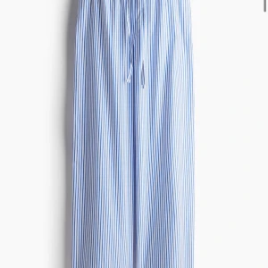 Blå och vit randiga pyjamasbyxor - Super sköna o snygga pyjamasbyxor från H&M. Hör av er vid frågor eller funderingar 😇