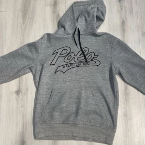 Ralph Lauren hoodie - En as snygg Ralph Lauren hoodie som passar till allt. Väldigt fräsch o jävligt feeet!!