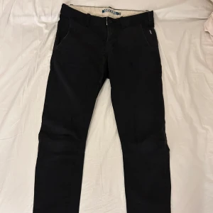 Svarta chinos  - Svarta klassiska chinos från Carlings. Storlek M och nypris är 600kr. De är använda ett fåtal gånger men i felfritt skick. Pris är diskuterbart vid snabb affär