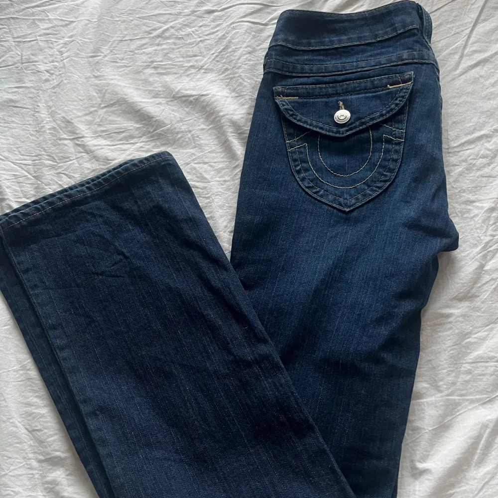Lågmidjade bootcut jeans från True Religion. Innerben:87cm, midja rakt över:38cm, jag är 160cm, kan såklart fixa fler mått eventuellt bilder💗pris går att diskutera💗. Farkut & Housut.