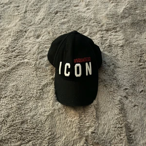 Dsquared2 keps - Dsquared2 keps i väldigt bra skick. Använd ett fåtal gånger. Legat i garderoben bara sista tiden. Kvitto finns. 