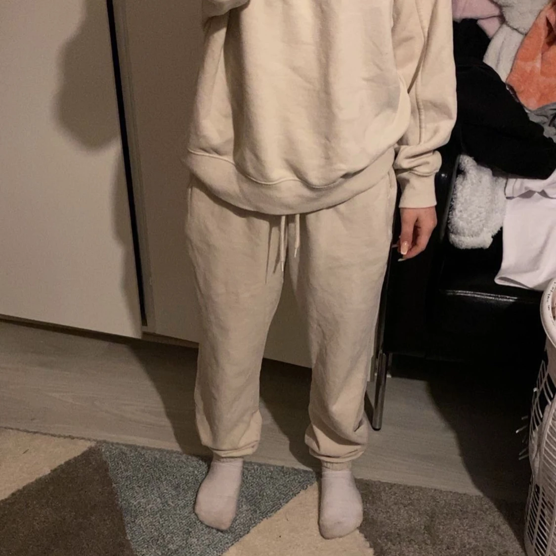 Beige mjukisbyxor med dragsko - 4