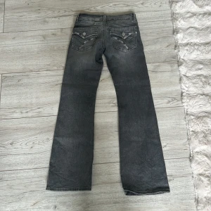 Gråa jeans från Gina Young💓 - Säljer ett par gråa jeans från Gina Young💓då dom har blivit för små! Strl: 152