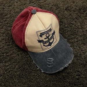 Distressed keps med Kroatien tryck  - Riktigt fet distressed keps med Kroatien tryck. Justerbar storlek. Väldigt bra skick använd cirka 5 gånger. 