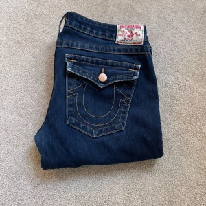Lågmidjade jeans från true religon  - Jeansen är slitna längst ner men annars i bra skick, storlek 31, priset går att diskuteras 