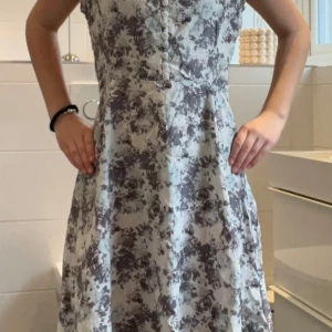 Fin klänning från Tiger💋 - SÄG TILL OM NI VILL HA FLER BILDER!!Säljer denna fina klänningen från tiger pga att den inte används! Köpte den för 1500 (tiger är ett ganska dyrt märke) men säljer för 900-1000!!Använt 1 gång❤️