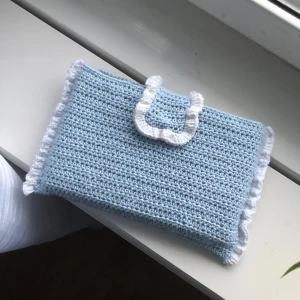 Book sleeve - Virkad book Sleeve som är ca 23 x 15 cm Gjord av 50% bomull och 50% akryl Kan även användas som sminkväska💞 (Boken ingår inte)